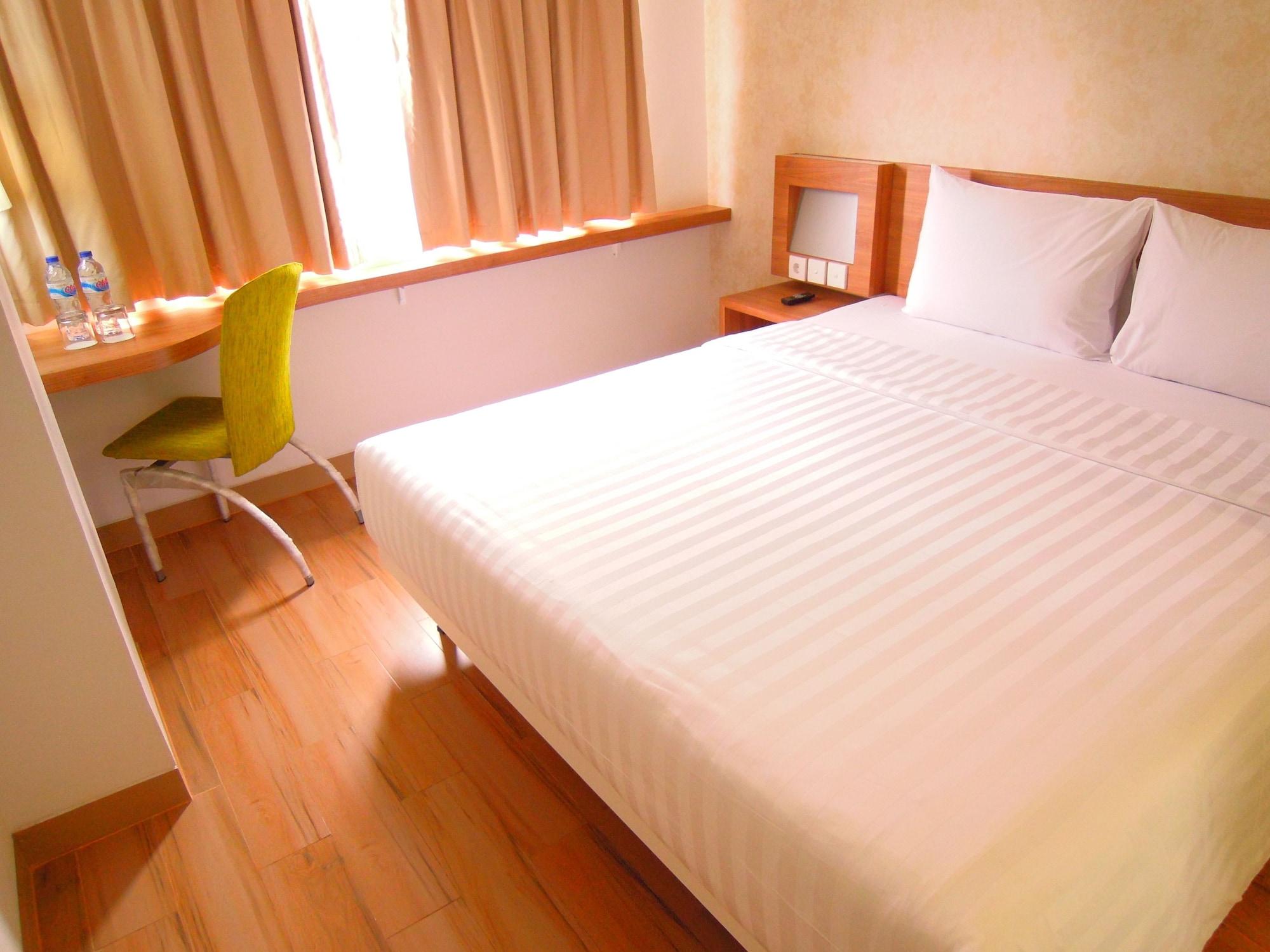 Whiz Hotel Cikini Jakarta Luaran gambar