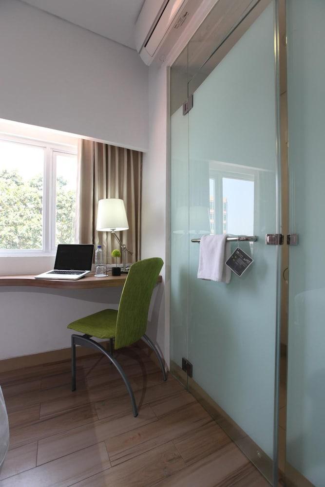 Whiz Hotel Cikini Jakarta Luaran gambar