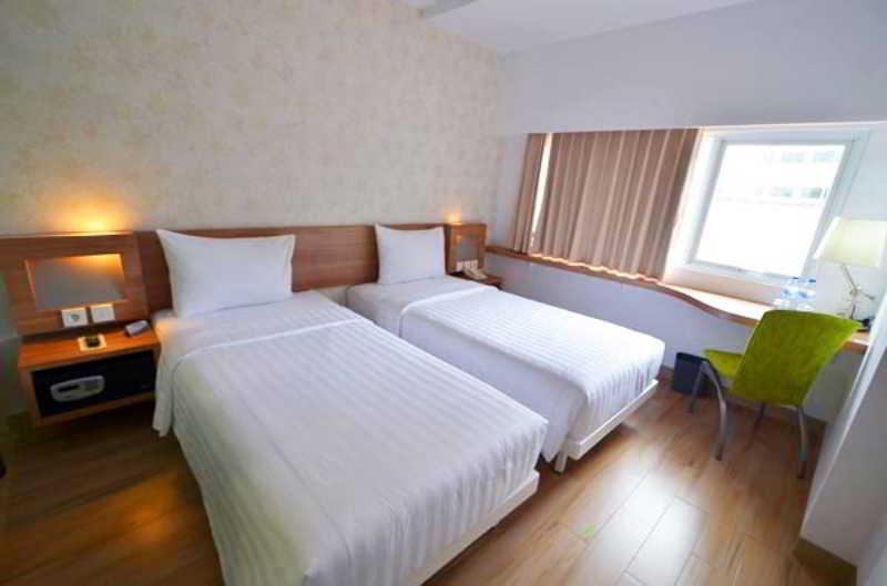 Whiz Hotel Cikini Jakarta Luaran gambar