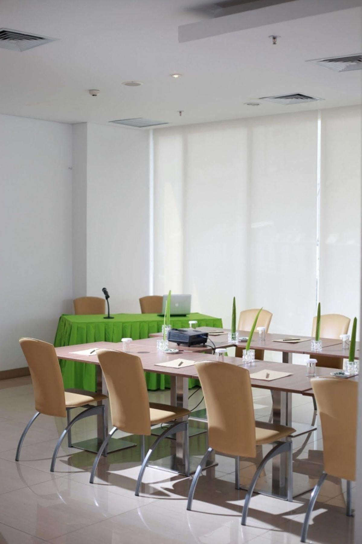 Whiz Hotel Cikini Jakarta Luaran gambar